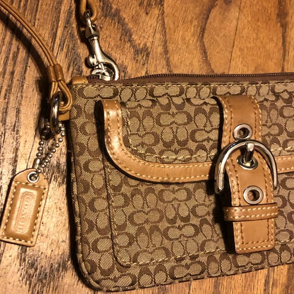 Coach Handbags - COACH wristlet
